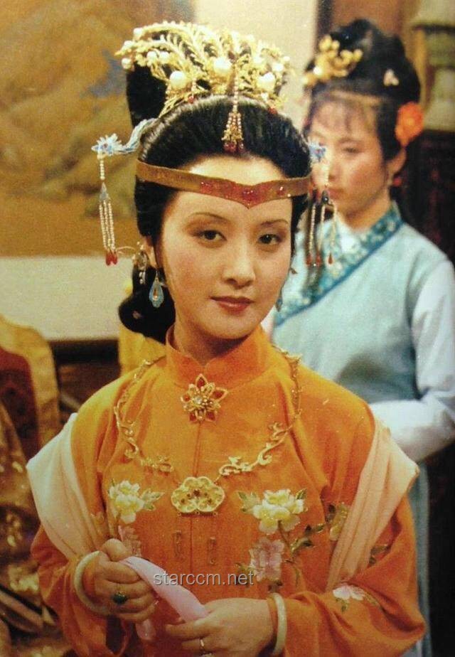 **王熙凤的“反差萌”：四大家族出身与大字不识之谜**